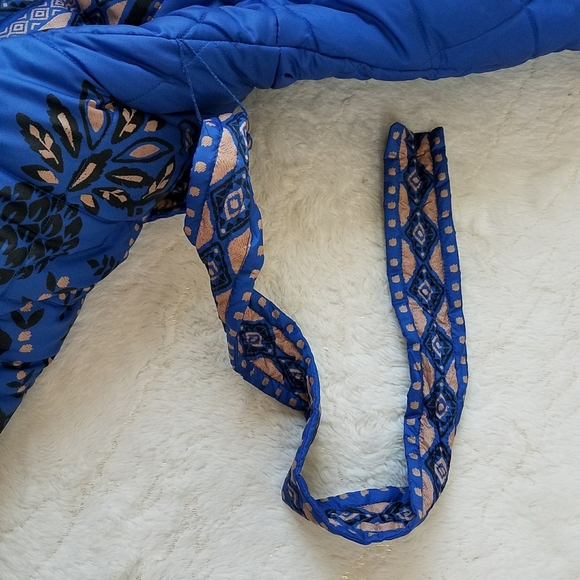 Farm Rio Macaw Forest Reversible Quilted Printed Shell Jacket - Blue - Picture 8 of 10